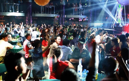 Nghề Bar-Club photographer khiến giới trẻ "phát cuồng"